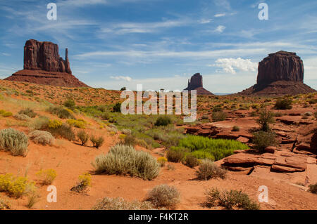 Die Fäustlinge und Merrick Butte, Monument Valley, Arizona, USA Stockfoto