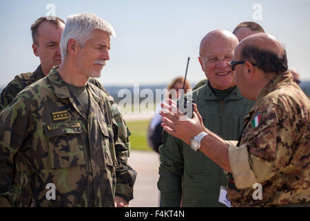 Trapani, Italien. 19. Oktober 2015. Allgemeine Petr Pavel (links), Vorsitzender des NATO-Militärausschusses während der Eröffnungsfeier der NATO Trident Phase 2015. Es ist eine militärische Übung in Land-, See- und Luft im Mittelmeer im Rahmen der Kampagne "Modernisierung" in Trapani. © Antonio Melita/Pacific Press/Alamy Live-Nachrichten Stockfoto