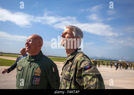 Trapani, Italien. 19. Oktober 2015. Allgemeine Petr Pavel (rechts), Vorsitzender des NATO-Militärausschusses während der Eröffnungsfeier der NATO Trident Phase 2015. Es ist eine militärische Übung in Land-, See- und Luft in das Mittelmeer als Teil der militärischen Modernisierung Kampagne in Trapani. © Antonio Melita/Pacific Press/Alamy Live-Nachrichten Stockfoto