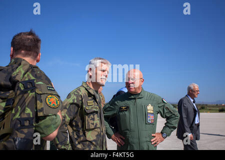 Trapani, Italien. 19. Oktober 2015. Allgemeine Petr Pavel (Mitte), Vorsitzender des NATO-Militärausschusses während der Eröffnungsfeier der NATO Trident Phase 2015. Es ist eine militärische Übung in Land-, See- und Luft in das Mittelmeer als Teil der militärischen Modernisierung Kampagne in Trapani. © Antonio Melita/Pacific Press/Alamy Live-Nachrichten Stockfoto