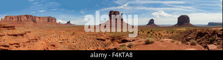 Sentinel Mesa und Fäustlinge, Monument Valley Panorama, Arizona, USA Stockfoto