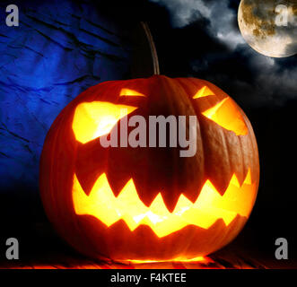 Einzelne wütend Halloween-Kürbis und Vollmond Stockfoto