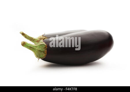 Zwei Frische Auberginen auf dem weißen Hintergrund Stockfoto