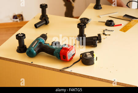 Herstellung von Möbeln in Zusammenarbeit mit dem Bohrer Stockfoto