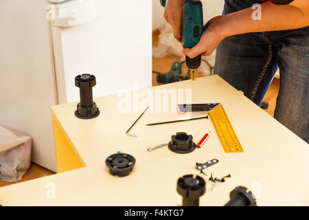 Herstellung von Möbeln in Zusammenarbeit mit dem Bohrer Stockfoto