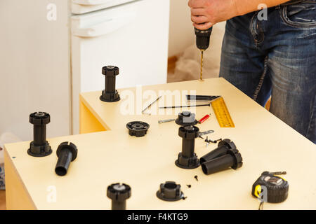 Herstellung von Möbeln in Zusammenarbeit mit dem Bohrer Stockfoto