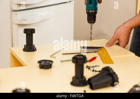 Herstellung von Möbeln in Zusammenarbeit mit dem Bohrer Stockfoto