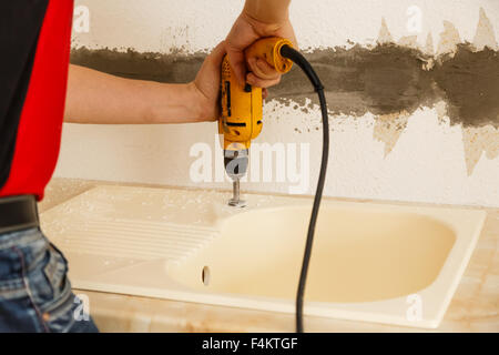 Herstellung von Möbeln in Zusammenarbeit mit dem Bohrer Stockfoto