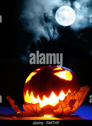 Einzelne wütend Halloween-Kürbis und Vollmond Stockfoto