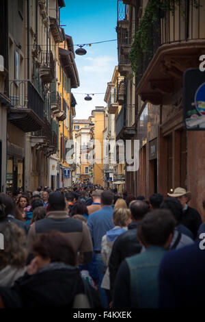 Menschen, die ein Spaziergang durch die Straßen von Verona Italien Stockfoto