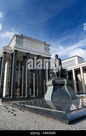 Russische Staatsbibliothek (Bibliotheksnamen von Lenin) und ein Denkmal des russischen Schriftstellers Dostojewski in Moskau Stockfoto