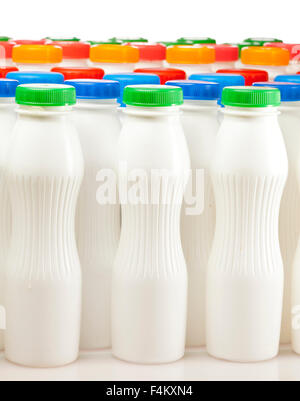 Milchprodukte-Flaschen mit hellen Abdeckungen Stockfoto