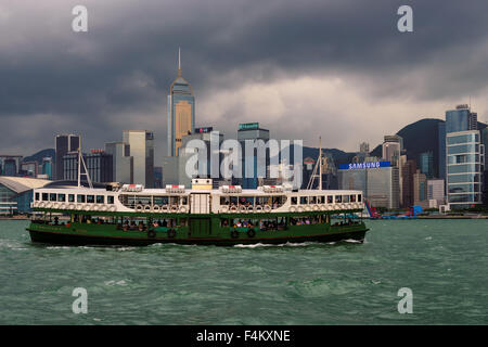 Szene von der Fähre im Hafen von Victoria, Hong Kong. Stockfoto