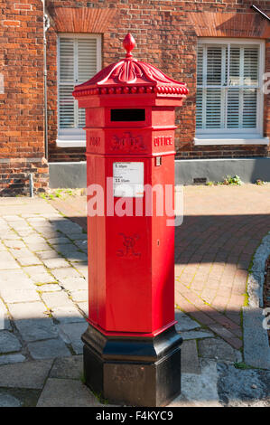 Eine sechseckige viktorianischen Säule Box in Faversham. Stockfoto