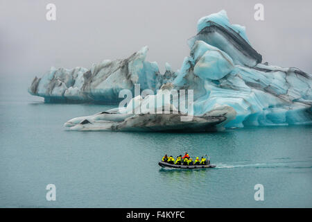 Boot, die Touristen zu Jökulsárlón in Island - Gletscher oder Glacial Lake herausnehmen Stockfoto