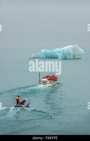 Boot die Touristen heraus zu Jökulsárlón Glacial Lagune in Island - Gletschersee Stockfoto