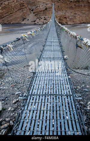 Hängebrücke über den Fluss, Mustang, Nepal. Stockfoto