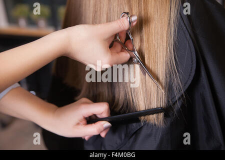 Friseur Schnitt blondes Haar einer Frau Stockfoto