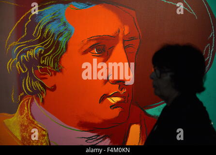 Frankfurt am Main, Deutschland. 6. Oktober 2015. Ein Besucher steht vor einem Gemälde "Johann Wolfgang von Goethe" von Andy Warhol an das Städel Museum in Frankfurt am Main, 6. Oktober 2015. Die Ausstellung läuft bis zum 24. Januar 2016, präsentiert klassische herausragende Kunstwerke platziert in neue Kontexte gestellt. Foto: Alexander Heinl/Dpa/Alamy Live News Stockfoto