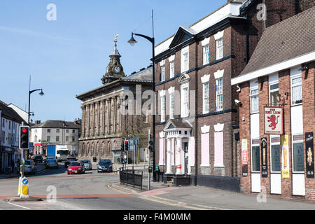 Das ehemalige Rathaus, The Wedgwood Big House und The Red Lion Pub in Burslem Stoke-on-Trent Staffordshire England UK Stockfoto