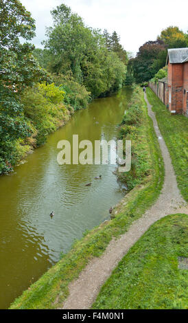 Blick von Hungerford Bridge nach Osten auf der Kennet und Avon Kanal. Stockfoto