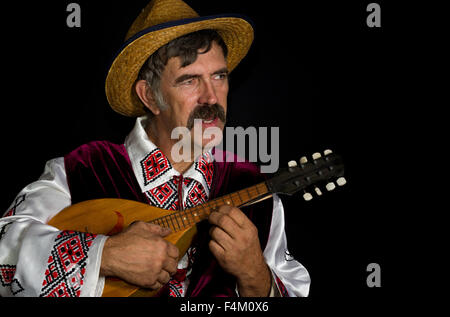 Porträt (zurückhaltend) von ukrainischen Bauern spielen Mandoline und Gesang Stockfoto