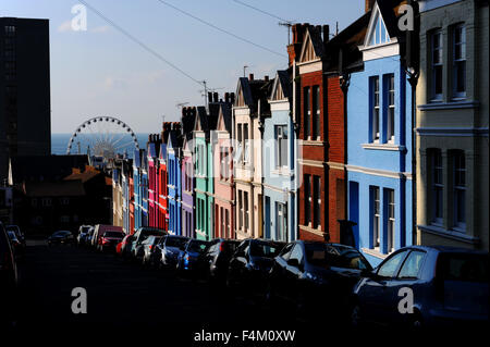 Blaker Straße in Brighton mit seinem berühmten terrassenförmig angelegten Gehäuse alle lackiert in verschiedenen Farben UK Stockfoto