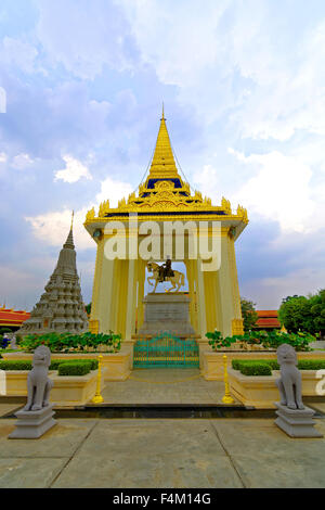 König Norodom Statue Royal Palace Phnom Penh Kambodscha, Löwen, Grabstein, Gold, Wolken, cumulus Stockfoto