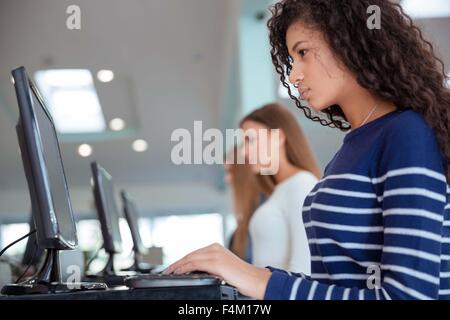 Porträt eines jungen Studenten, die Verwendung von Computern in der Universität Stockfoto