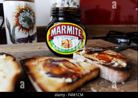 Marmite auf Toast Liebe es oder hasse es berühmte britische Aufstrich von Hefeextrakt Stockfoto