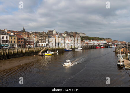 Whitby Harbour North Yorkshire gesehen von der Brücke England UK Stockfoto