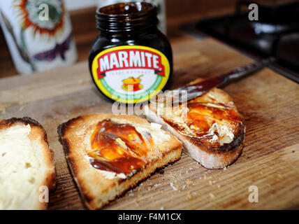 Marmite auf Toast Liebe es oder hasse es berühmte britische Aufstrich von Hefeextrakt Stockfoto