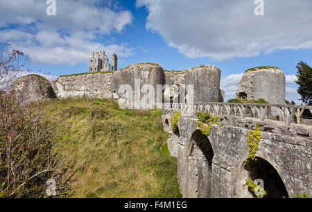 Corfe Castle, strahlende Sonne, blauer Himmel Stockfoto