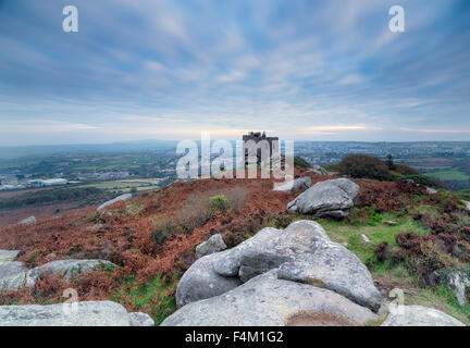 Eine Langzeitbelichtung Carn Brea und seine Burg in Redruth in Cornwall Stockfoto