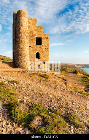 Meine Ruinen über Kapelle Porth Strand in St. Agnes an der Nordküste von Cornwall Stockfoto