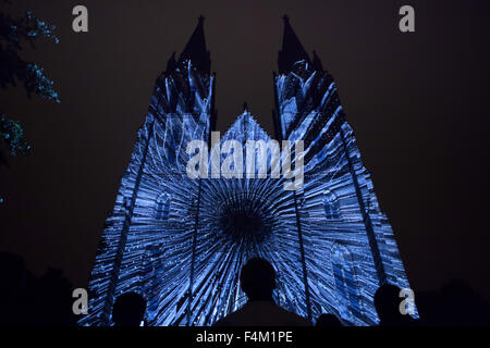 Die Menschen sehen Videomapping Projektion Flucht vom ungarischen 3D Künstler Laszlo Zsolt Bordos an der Neo-gotischen Fassade der Kirche St. Ludmila während der Signal-Festival in Prag, Tschechische Republik, am 18. Oktober 2015. Signal-Festival bringt historische Gebäude der Stadt zum Leben durch die audiovisuellen Installationen und Videomapping Projektionen von internationalen und lokalen Künstlern. Stockfoto