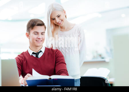 Porträt einer glücklich Studenten Buch zusammen in der Universitätsbibliothek Stockfoto