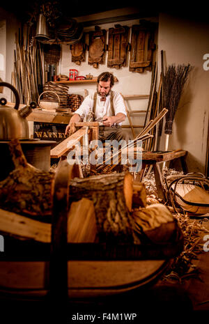 Sussex Trug Maker - Charlie Groves in seiner Werkstatt in Holmes Hügel in der Nähe von Lewes, East Sussex. Stockfoto