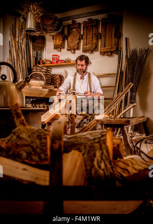 Sussex Trug Maker - Charlie Groves in seiner Werkstatt in Holmes Hügel in der Nähe von Lewes, East Sussex. Stockfoto