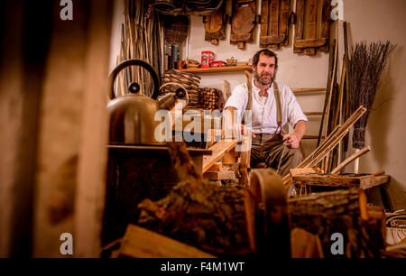 Sussex Trug Maker - Charlie Groves in seiner Werkstatt in Holmes Hügel in der Nähe von Lewes, East Sussex. Stockfoto