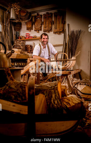 Sussex Trug Maker - Charlie Groves in seiner Werkstatt in Holmes Hügel in der Nähe von Lewes, East Sussex. Stockfoto