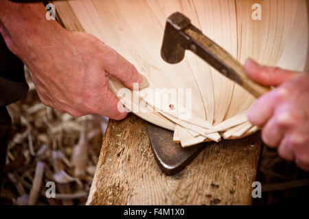 Sussex Trug Maker - Charlie Groves in seiner Werkstatt in Holmes Hügel in der Nähe von Lewes, East Sussex. Stockfoto