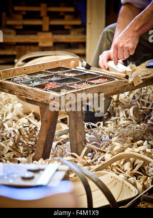 Sussex Trug Maker - Charlie Groves in seiner Werkstatt in Holmes Hügel in der Nähe von Lewes, East Sussex. Stockfoto