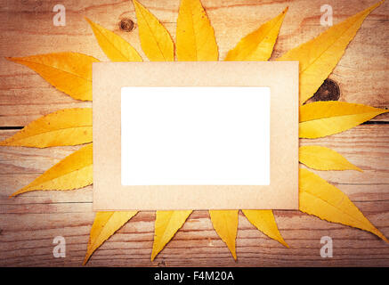 Rahmen mit Herbstlaub. Stockfoto