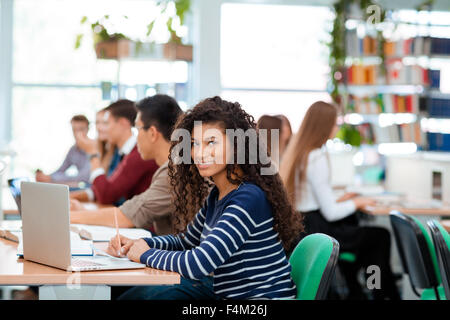 Porträt von einem Studenten in der Universitätsbibliothek Stockfoto