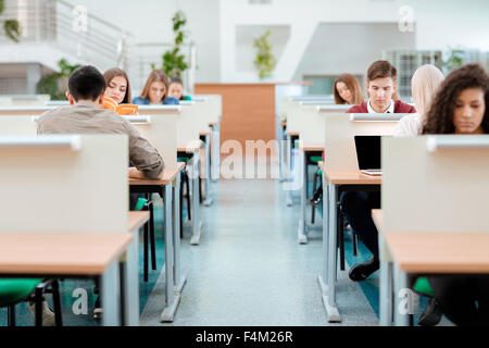 Porträt von einem Studenten in der Uni Bibliothek Stockfoto