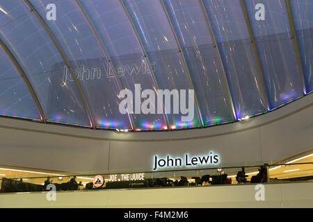 Birmingham, Vereinigtes Königreich. 19. Oktober 2015.  Twilight kommt früher als Herbst Erlös zum neuen Komplex in zentralen Birmingham, UK, Grand Central. British Summer Time (BST) endet um 02:00 am Sonntag 25. Oktober, wenn die Uhren wieder eine Stunde zurück zu Greenwich Mean Time (GMT) - 19. Oktober 2015, John Gilbey/Alamy Live News gehen Stockfoto