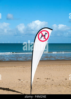 Flagge, sage Ihnen, keine Hunde laut am Strand, UK Stockfoto
