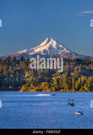 HOOD RIVER, OREGON, USA - Mount Hood, 11.241 ft (3.429 m) vergletscherte Berg in der Kaskadenkette und Boote auf dem Columbia River. Stockfoto