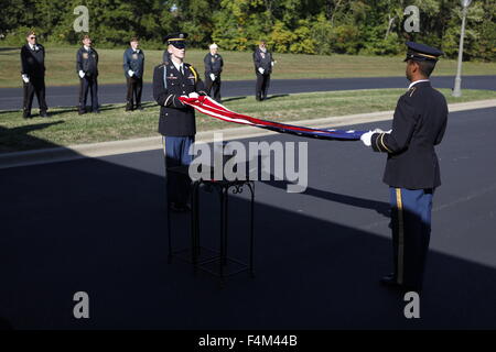 Ehrengarde faltet die Flagge Stockfoto